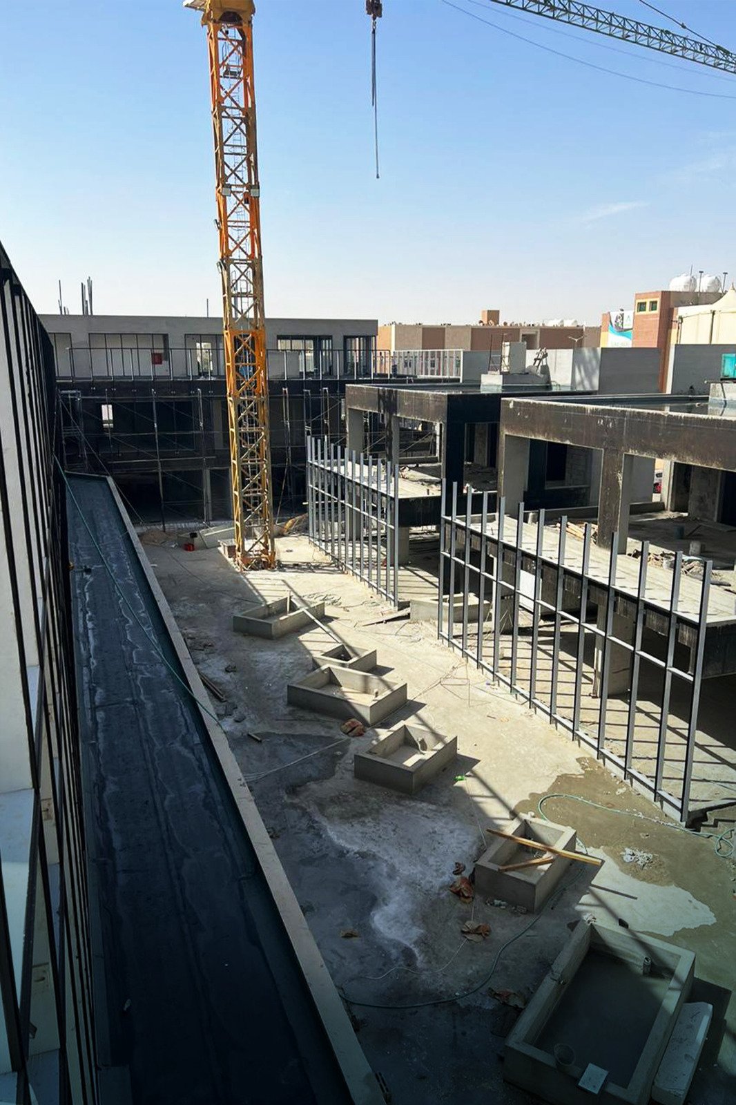 مساح يستخدم جهاز المحطة الشاملة